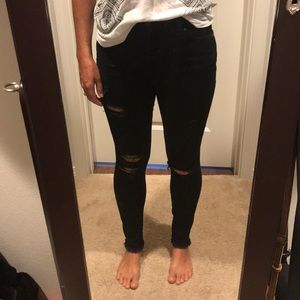 Joe’s high waisted ripped jeans 🖤